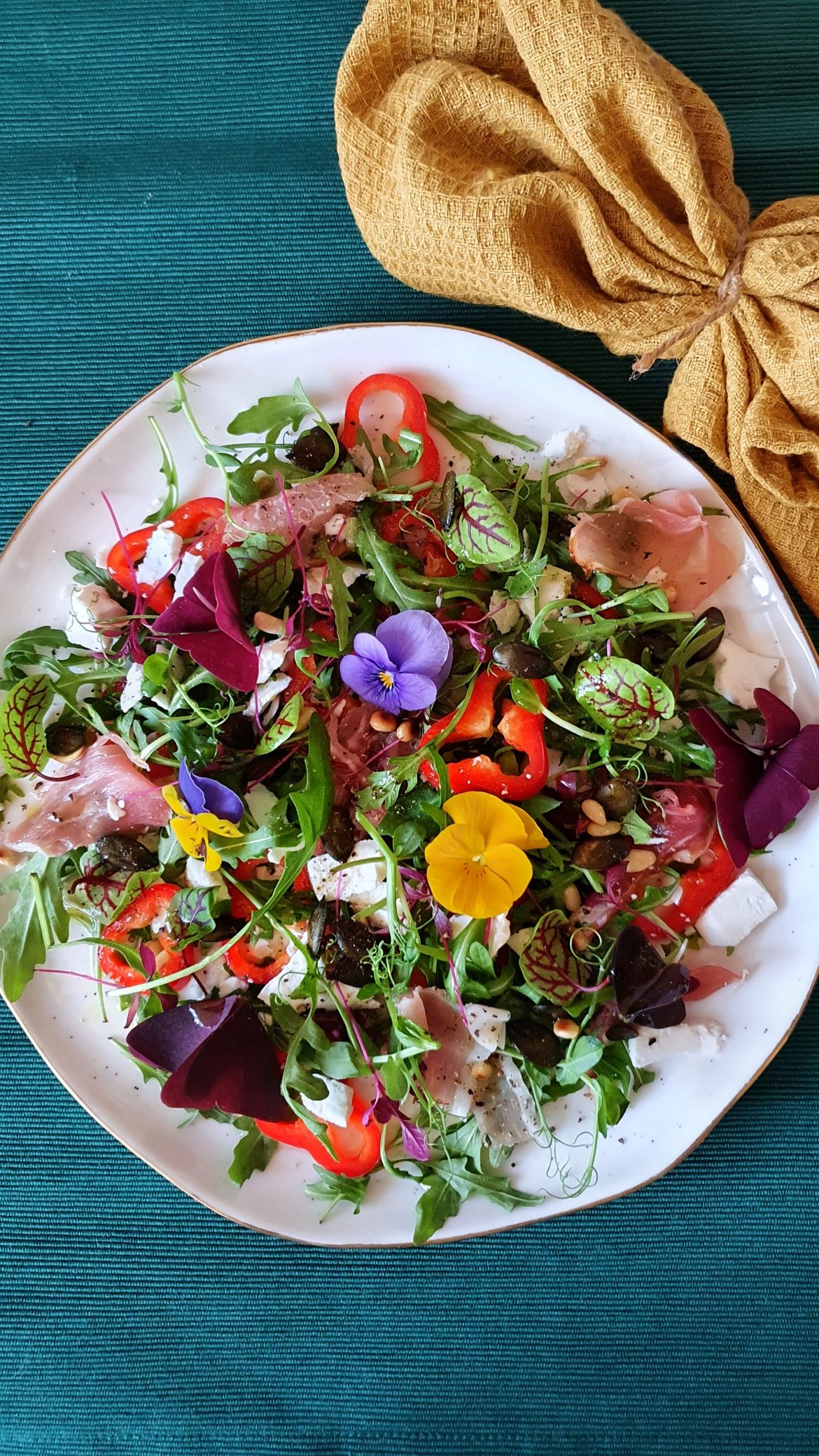 salata cu microgreens salata cu microgreens
