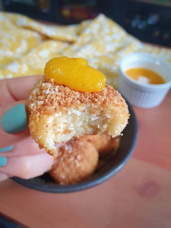 papanasi fierti cu mango, nuca de cocos si fistic